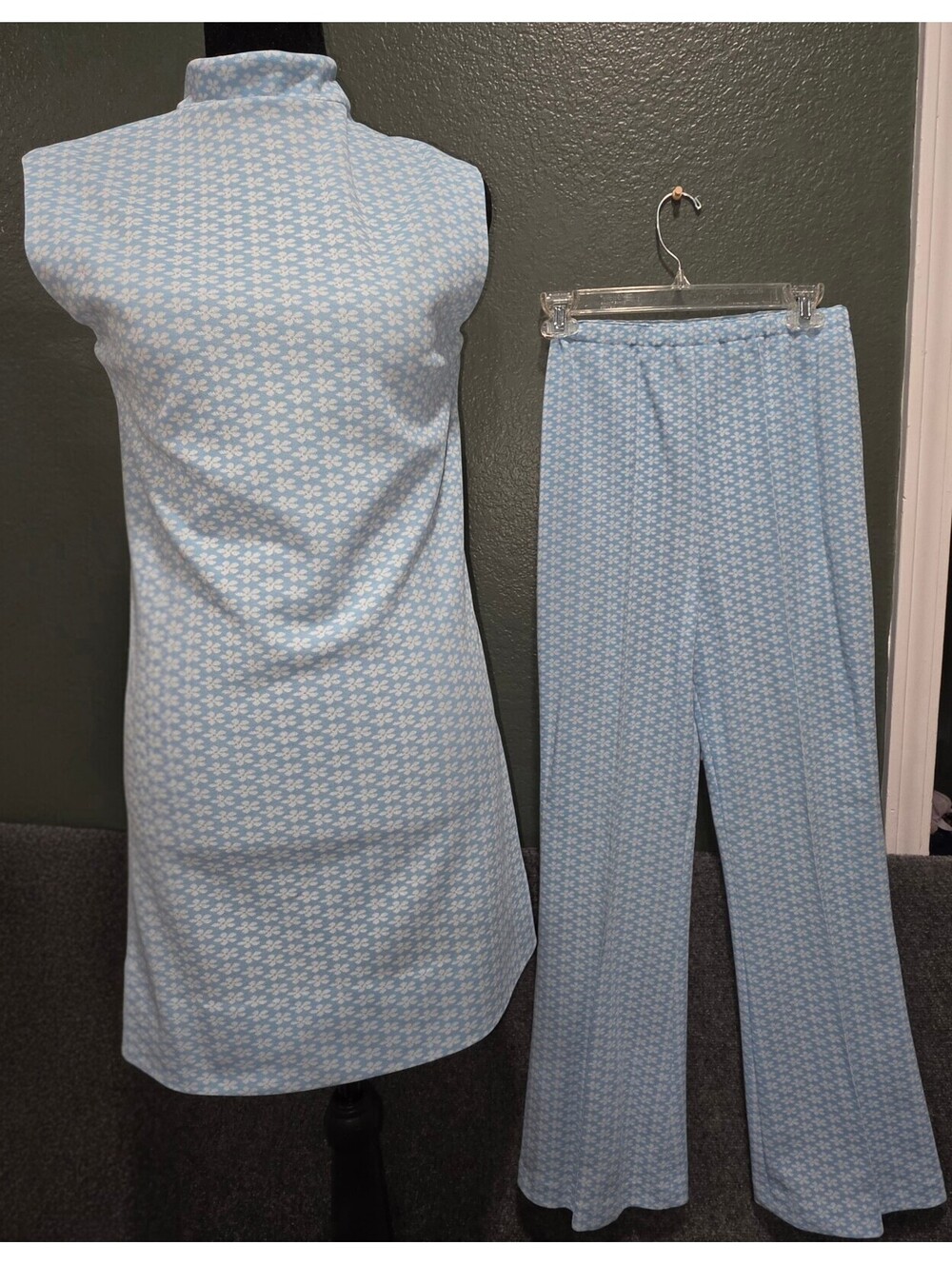 VS34. Vintage 70s handmade blue daisy floral tunic bell bottom pants set